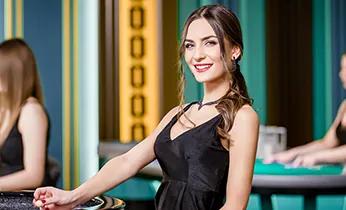 Hình ảnh trò chơi Đá Gà với hai chú gà chọi trong một đấu trường, thể hiện sự kịch tính